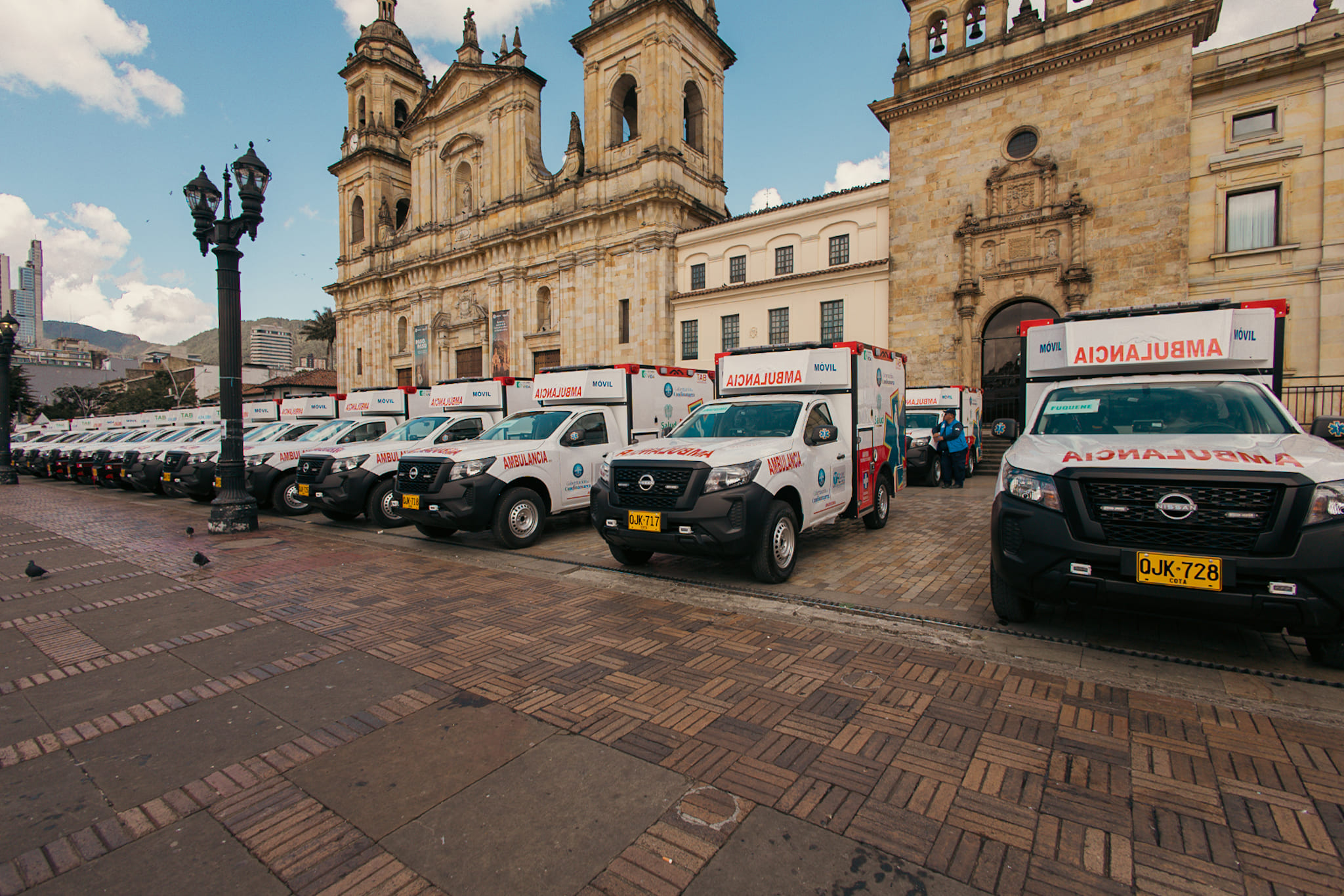 Ambulancias Nissan para hospitales y centros de salud en Colombia